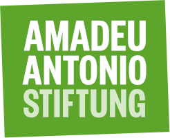 Logo der Amadeu Antonio Stiftung: Auf hellgrünem Grund stehen in in weiß die Wörter Amadeu und Antonio, in einem ganz hellen Grün das Wort Stiftung. Die drei Wörter sind untereinander geschrieben.